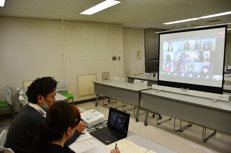 スペインのホストタウンである静岡市で開かれたオンライン交流会。市職員(左)の進行で両国の大学生らが互いの近況や文化を紹介した=21日(静岡市提供)