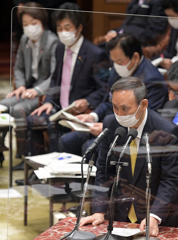 衆院予算委員会で立憲民主党の辻元清美氏の質問に答える菅義偉首相(手前右)=国会内で2021年1月26日午前9時43分、竹内幹撮影