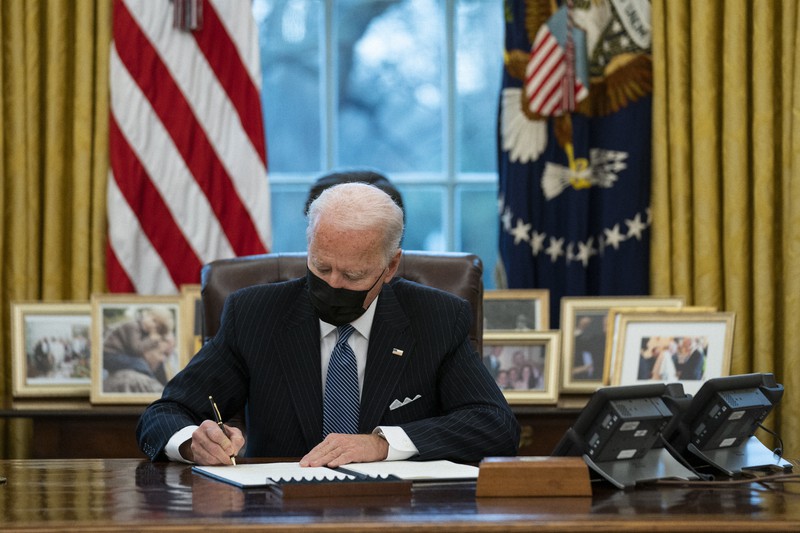 トランスジェンダーの米軍入隊を認める大統領令に署名するバイデン大統領=ワシントンのホワイトハウスで2021年1月25日、AP
