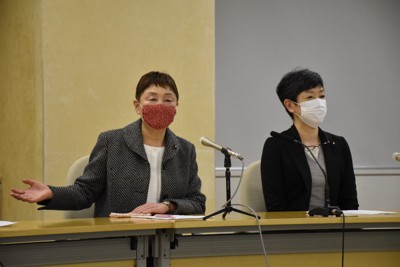 今夏の東京オリンピック・パラリンピックの中止を求める大山とも子・共産党都議団長（左）＝東京都庁で1月26日午後3時58分、斎川瞳撮影