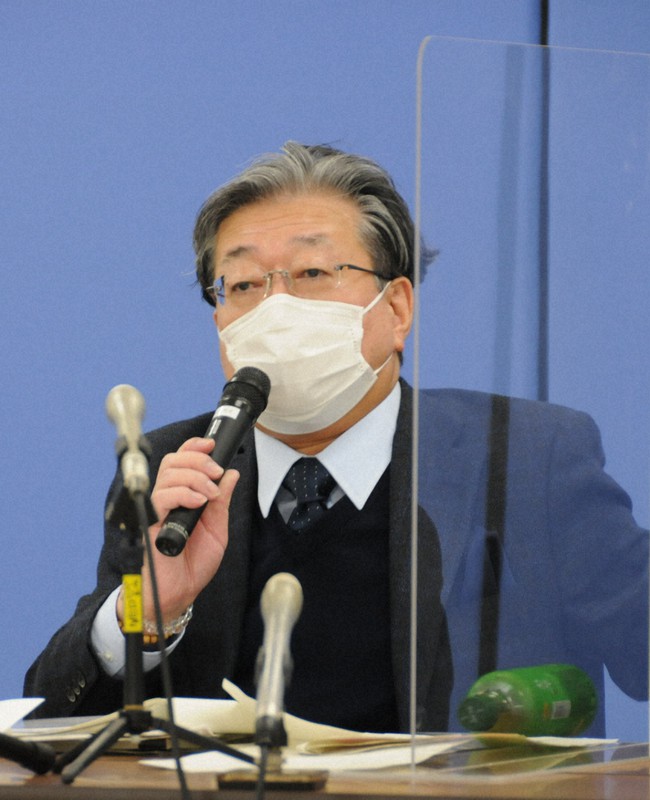 記者会見で経緯を説明する旭川医大の吉田晃敏学長=北海道旭川市の同大で2021年1月26日午後4時11分、横田信行撮影