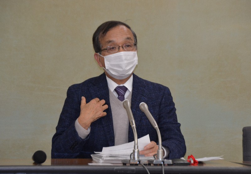 記者会見する院生の代理人の松丸正弁護士=厚生労働省で26日午後4時7分、福島祥撮影