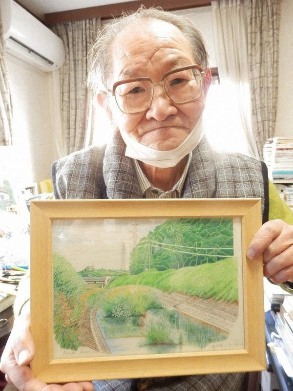 福田さんと画集「まちの記憶」の原画=千葉県四街道市四街道で