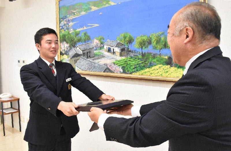県高野連の鏡原会長から表彰盾を受け取る尽誠学園の菊地柚前主将(左)=香川県善通寺市生野町の尽誠学園で2021年1月25日午後3時54分、川原聖史撮影