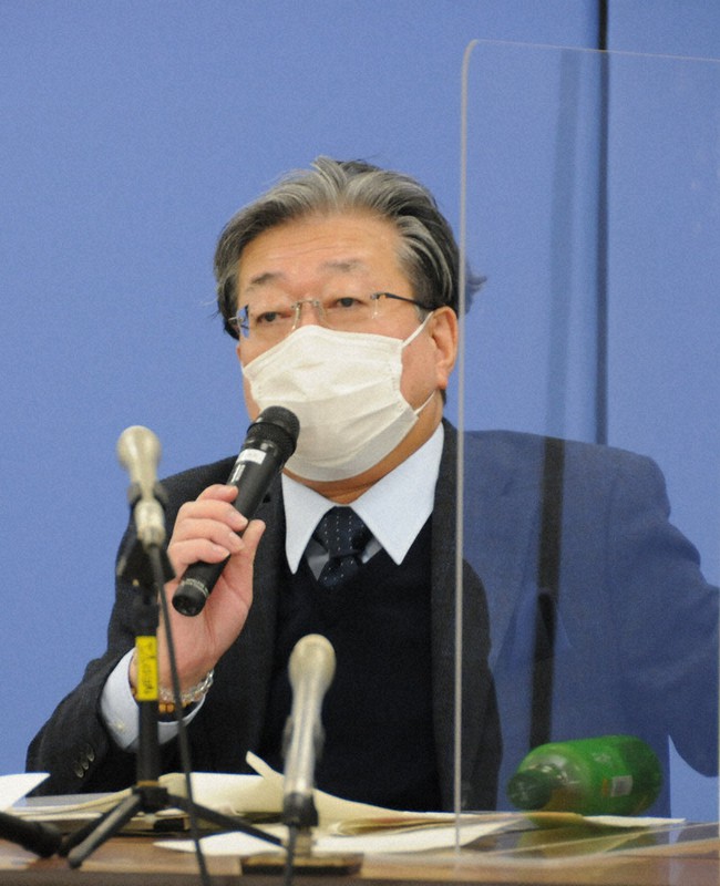 記者会見で経緯を説明する旭川医大の吉田晃敏学長=北海道旭川市の同大で2021年1月26日午後4時11分、横田信行撮影