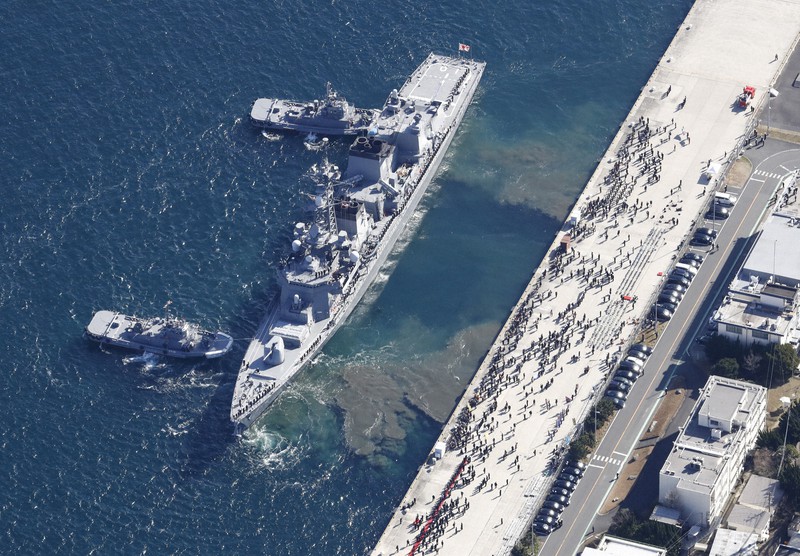 中東へ向け海上自衛隊横須賀基地を出港する海自護衛艦「たかなみ」=神奈川県横須賀市で2020年2月2日、本社ヘリから