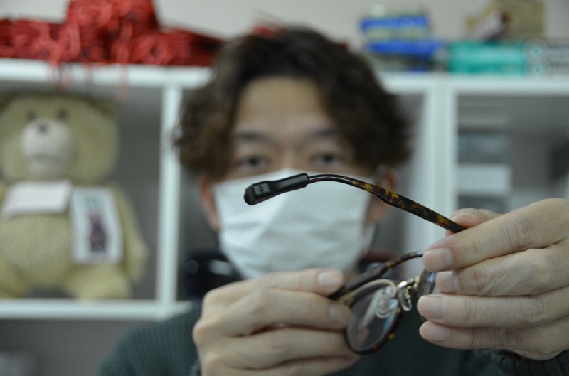 眼鏡に貼り付けた小型の電子タグ「オービットグラス」=長野市平林1のエピスで2021年1月27日午前11時40分、錦織祐一撮影