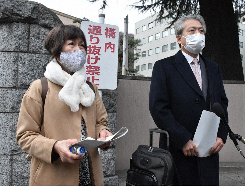 判決後、報道陣の取材に応じる野村吉太郎弁護士(右)と原告団長の平井ふみ子さん=仙台市の仙台高裁前で