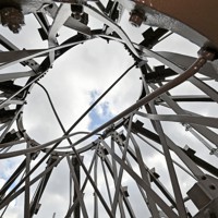 報道陣に公開された保存工事が続く原爆ドームの内部＝広島市中区で2021年1月27日午前10時52分、山田尚弘撮影