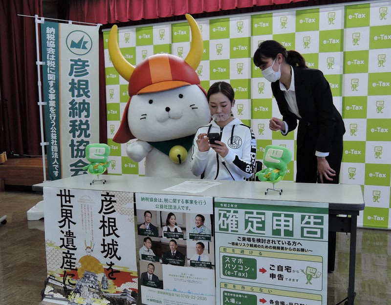 E Taxで3密回避を ひこにゃんとゴルフの松田選手が確定申告pr 毎日新聞