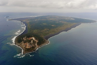 硫黄島＝東京都小笠原村で2018年1月26日、本社機「希望」から須賀川理撮影