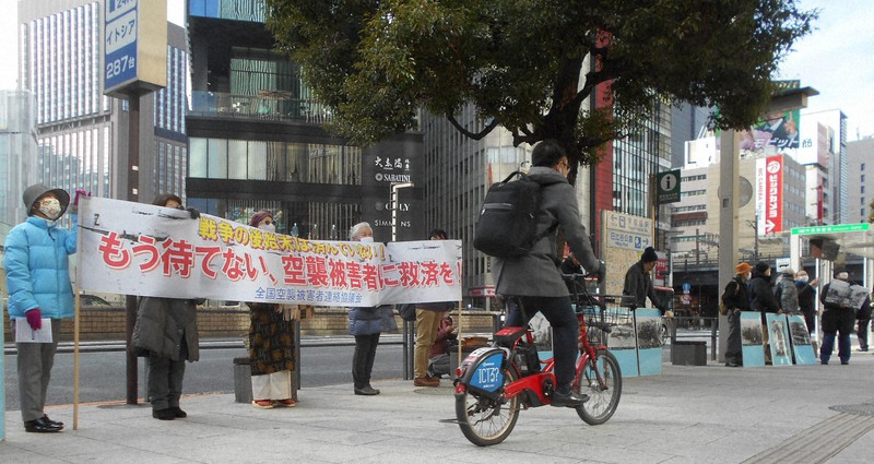 空襲被害者らの救済立法を街頭で訴える全国空襲被害者連絡協議会のメンバーら=東京・有楽町で2021年1月18日、栗原俊雄撮影