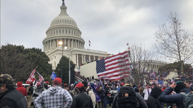 米議会議事堂を囲むトランプ大統領（当時）の支持者＝米ワシントンで2021年1月6日、高本耕太撮影