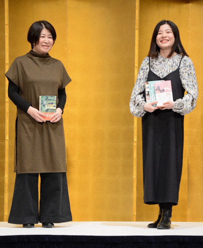 「推し、燃ゆ」で芥川賞に選ばれた宇佐見りんさん(右)と、『心淋し川』で直木賞に選ばれた西條奈加さん=東京都千代田区で2021年1月20日午後6時30分、須藤唯哉撮影