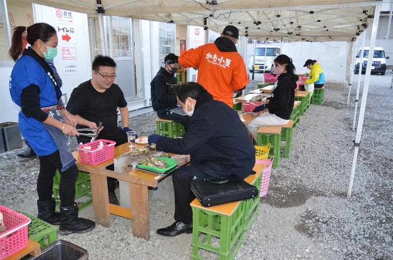 広島のカキ堪能 横須賀に 小屋 神奈川 毎日新聞