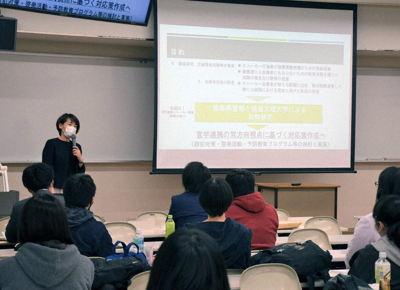 意識調査の結果を報告する小畑千晴・岡山県立大准教授=徳島市山城町の徳島文理大学で、国本ようこ撮影