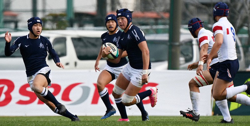 全国高校ラグビー大会で、東海大相模との2回戦で突破を図る山形中央の選手たち。部員不足の中で懸命にプレーした=東大阪市花園ラグビー場で2020年12月30日、猪飼健史撮影