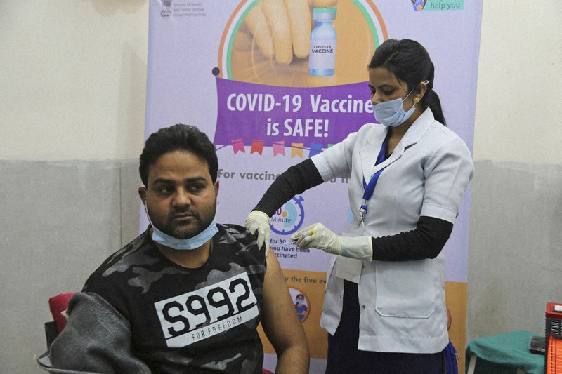 ワクチンの接種を受けるインドの医療従事者=インド北部ジャムの病院で2021年1月23日、AP