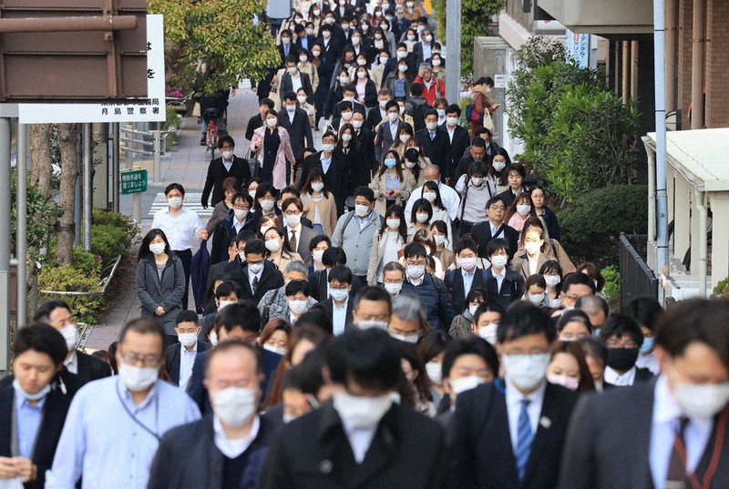 サラリーマン川柳 サラリーマン川柳１００句 コロナ下の働き方詠む 会社へは 来るなと上司 行けと妻 毎日新聞