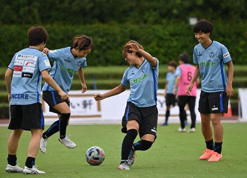 チームメートとプレーする下山田志帆(右端)=スフィーダ世田谷FC提供