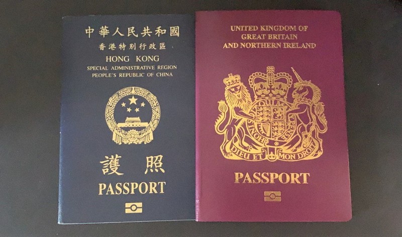 毎日新聞の取材に応じた香港の女性会社員が持つ二つの旅券。左は中国の一部である香港特別行政区が香港市民に発給する旅券。右は英国政府が香港返還前に生まれた香港市民に発給する英国海外市民(BNO)旅券=本人提供