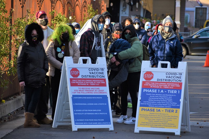 コロナ 廃棄 ワクチンに若者ら 米接種会場に チェイサー 長蛇の列 毎日新聞