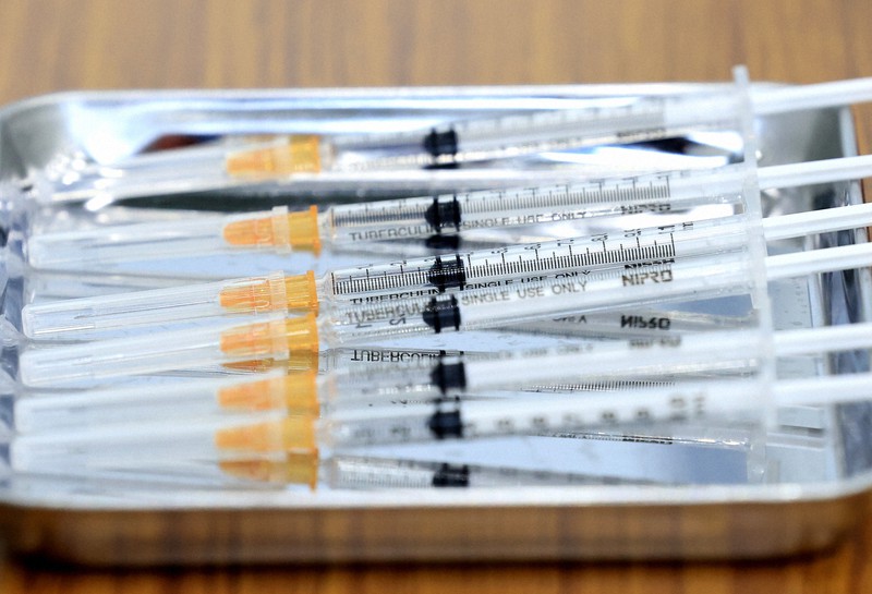 ワクチン用の注射器=梅村直承撮影