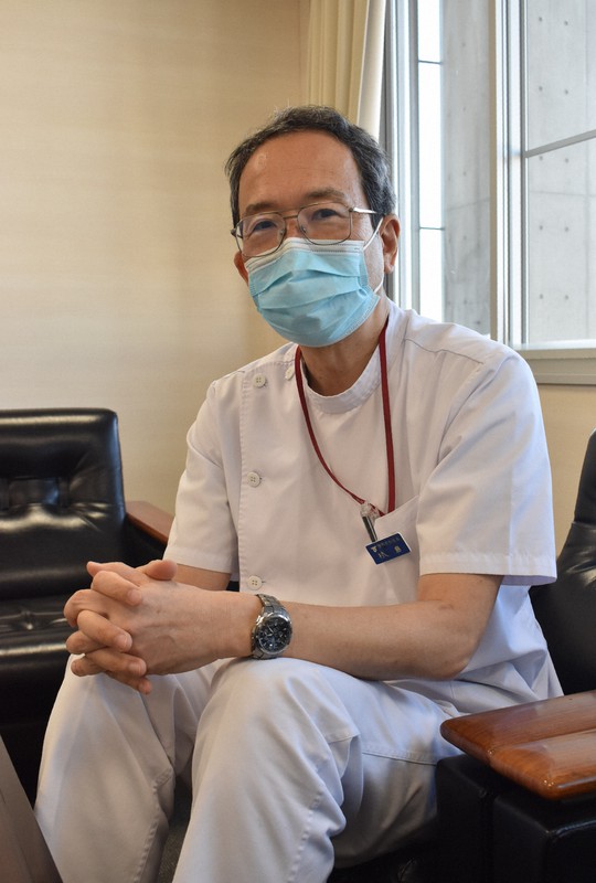 インタビューに応じる村島隆太郎院長=長野県佐久市岩村田の市立国保浅間総合病院で2021年1月20日午後2時16分、坂根真理撮影