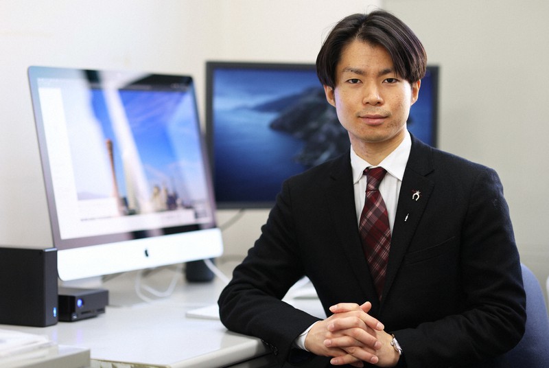 研究室のデスクに座る町田樹さん=横浜市で2020年12月22日、小川昌宏撮影