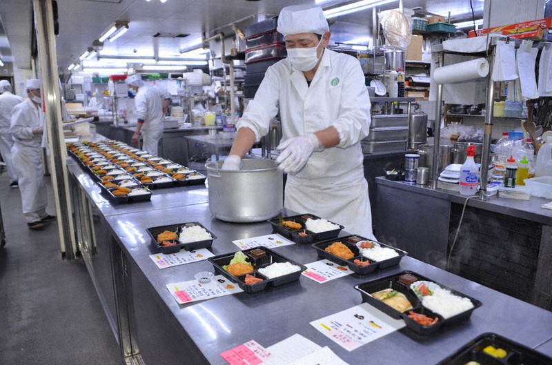 療養者一人一人のアレルギーに対応した献立を用意する調理スタッフ=宇都宮市泉町1で2021年1月27日午後4時53分、渡辺佳奈子撮影