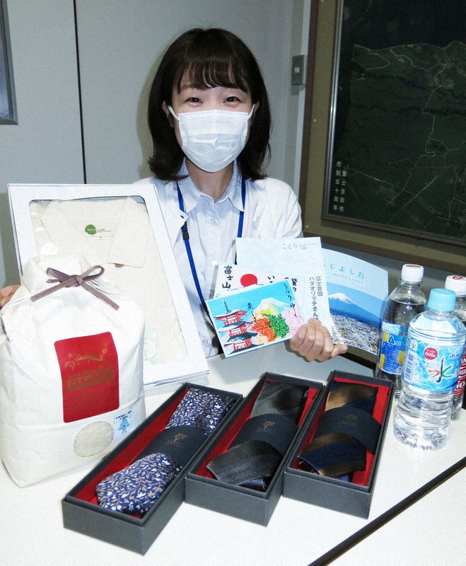 富士吉田市が選定したふるさと納税の返礼品の一部とお礼に添えるカードなど=山梨県富士吉田市で2021年1月22日午前9時58分、山本悟撮影
