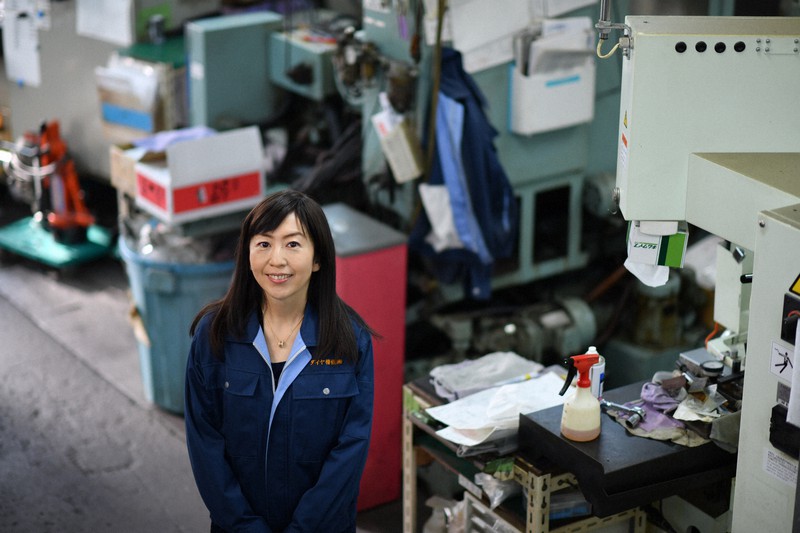 作業場に立つダイヤ精機の諏訪貴子さん=東京都大田区で2020年12月15日、宮間俊樹撮影