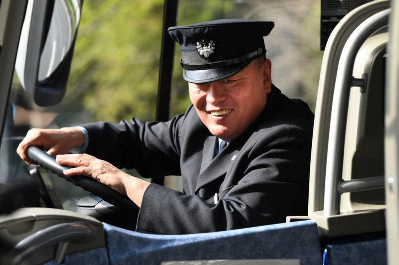 無料通勤バスを運転する銀河鉄道の山本宏昭社長=東京都千代田区で2020年4月10日、滝川大貴撮影