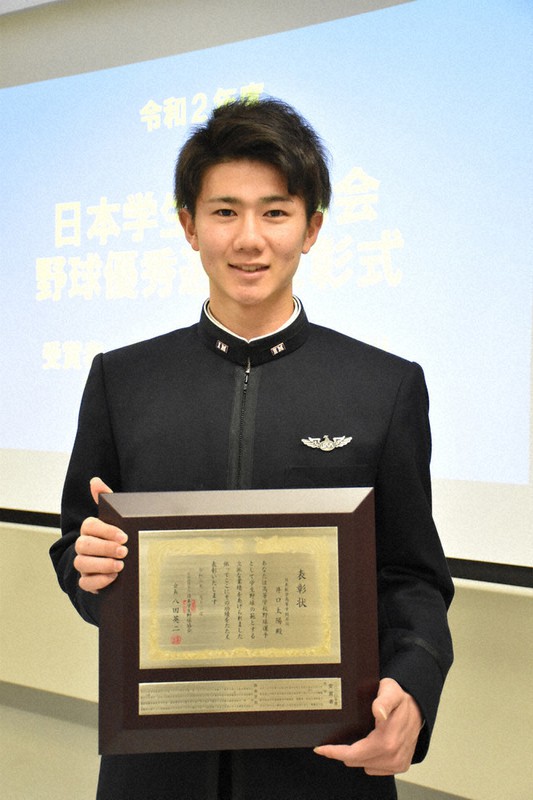 日本学生野球協会の優秀選手に選ばれた日本航空石川の前主将、井口太陽さん=金沢市本多町の石川県立工業高で、井手千夏撮影