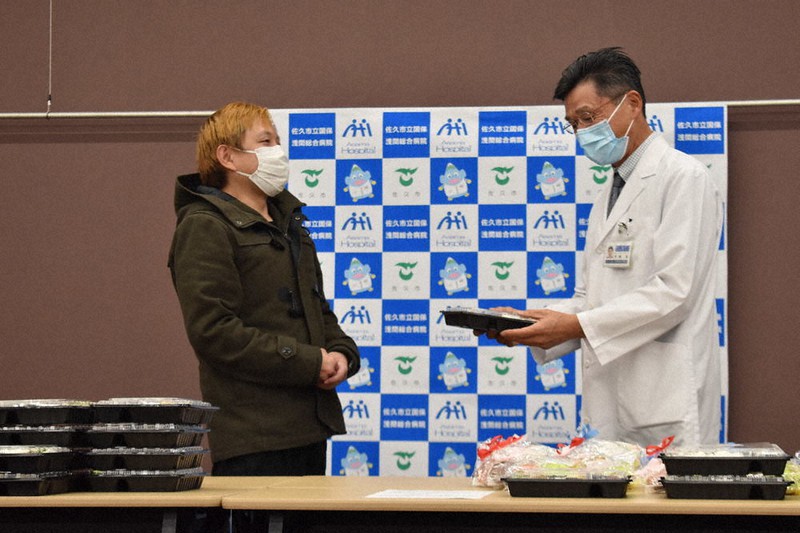 新型コロナ 佐久 浅間総合病院応援 地元の飲食２店 弁当と菓子提供 長野 毎日新聞