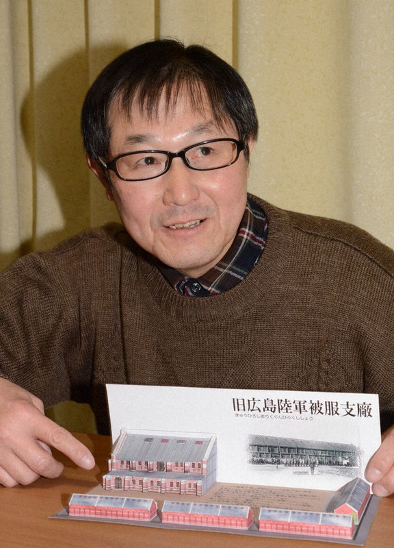 旧陸軍被服支廠の模型を製作した遊馬しいしさん=広島市東区で、池田一生撮影
