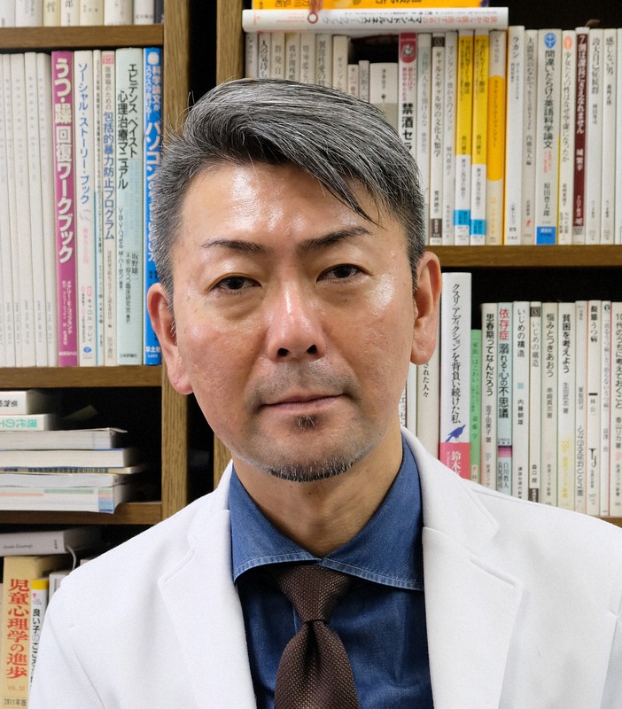 「1回目の緊急事態宣言解除後に外で食事した時に『人間はこうやって人と向き合って、唾を飛ばし合いながら生きてきたんだな』と思いました」と語る松本俊彦さん=清水健二撮影
