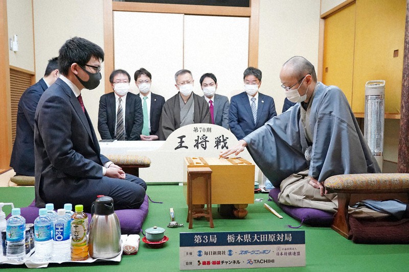 第70期王将戦七番勝負第3局で初手を指す渡辺明王将(右)。左は挑戦者の永瀬拓矢王座=栃木県大田原市のホテル花月で2021年1月30日午前9時