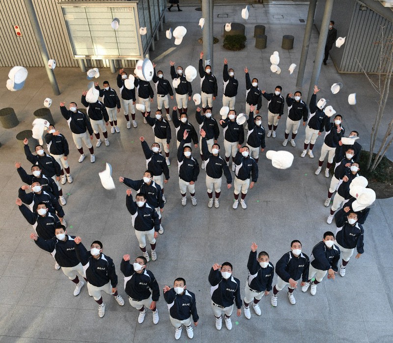 センバツ出場が決まり、帽子を投げる福岡大大濠の選手たち=福岡市中央区で2021年1月29日午後4時38分、矢頭智剛撮影