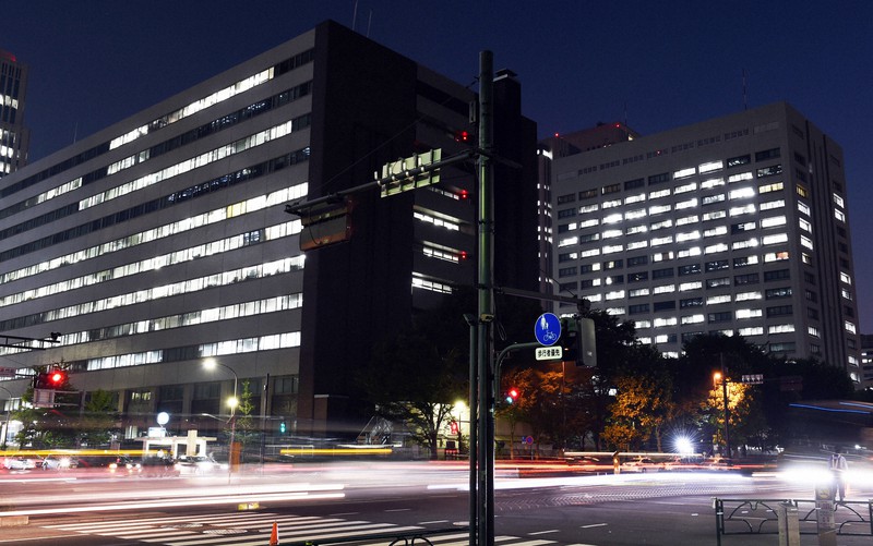 日没後も多くの部屋で照明が輝く霞が関の官庁街=東京都千代田区で、喜屋武真之介撮影