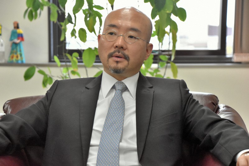 インタビューに応じるベネズエラのセイコウ・イシカワ駐日大使=東京都港区で2021年1月28日、中村聡也撮影