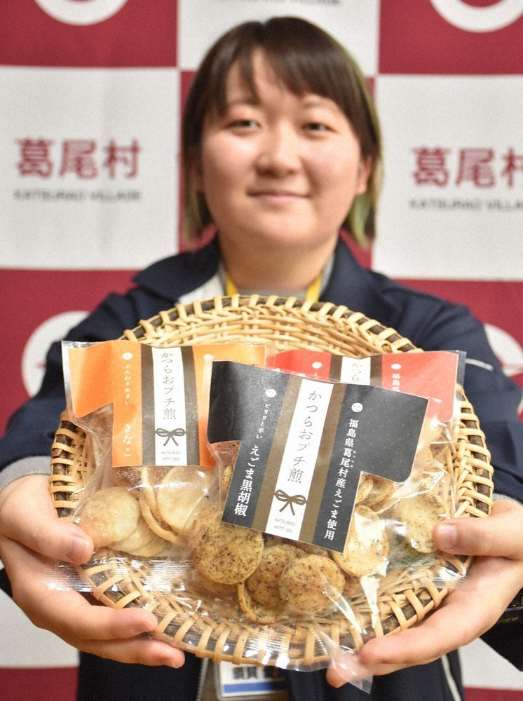 葛尾村産のエゴマやきな粉を使用した煎餅「かつらおプチ煎」=福島県葛尾村で2021年1月29日午前11時24分、寺町六花撮影