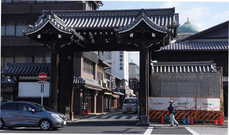 西本願寺 総門 修復進む 門の一部が腐食で交換 ３月末まで 京都 毎日新聞