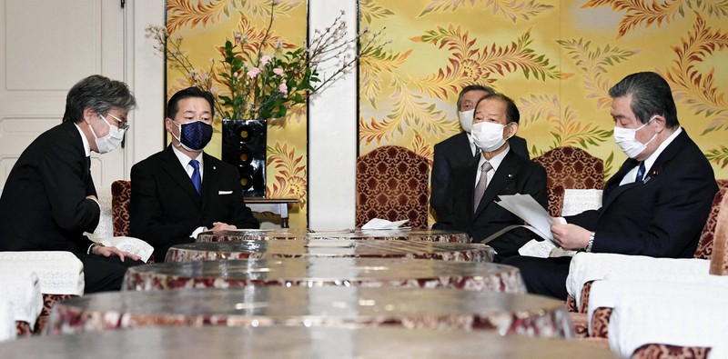 特別措置法と感染症法の改正案の修正で合意した自民党の二階俊博幹事長(右から2人目)、森山裕国対委員長(右端)と立憲民主党の福山哲郎幹事長(左から2人目)、安住淳国対委員長(左端)=国会内で2021年1月28日、竹内紀臣撮影