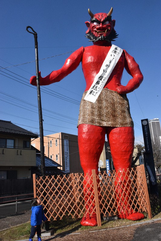手洗い、うがい、疫病退散」 マスク付けた巨大な赤鬼次々に [写真特集2