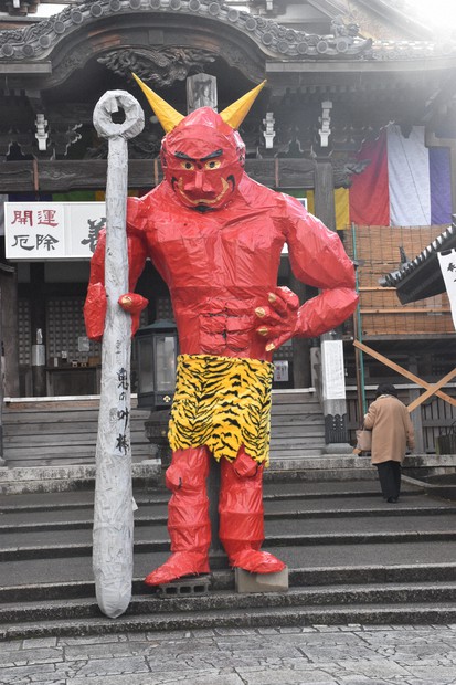 確認用 赤鬼 手洗い、うがい、疫病退散」 マスク付けた巨大な赤鬼も登場 岐阜