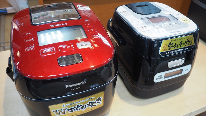 パナソニックの炊飯器(左)とアイリスオーヤマの炊飯器=東京都千代田区の家電量販店で2017年9月14日、野村房代撮影