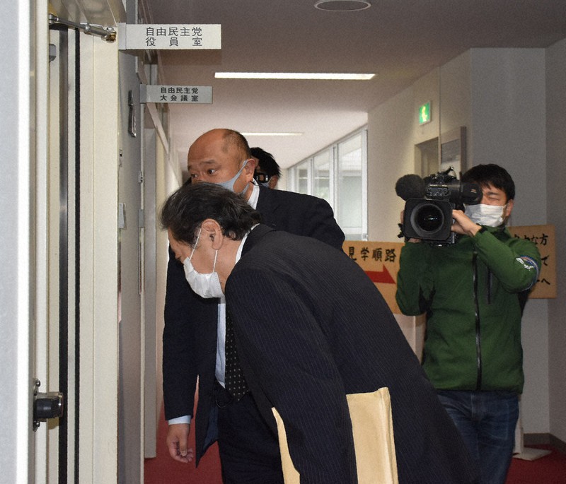 自民県連幹部の待つ部屋に頭を下げながら入る東電新潟本社の橘田代表(手前)=新潟市中央区の県議会庁舎で2021年1月29日午前10時54分、井口彩撮影