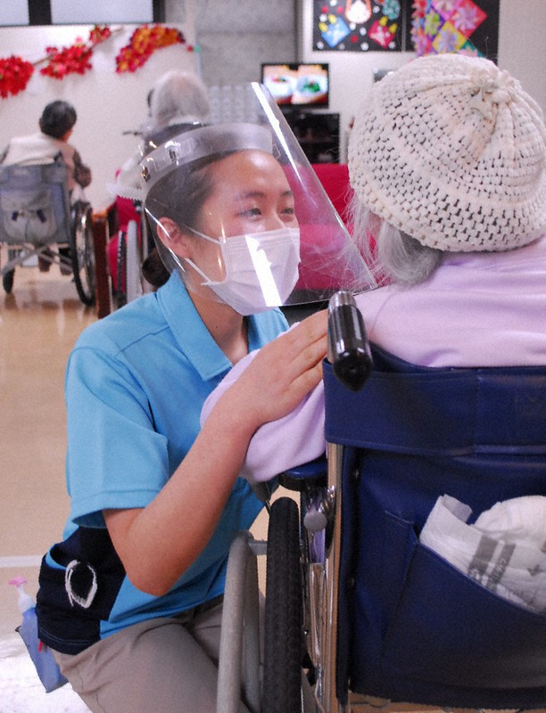 入所者の女性に話しかける技能実習生のファム・ティ・タイン・ナムさん=大阪市東淀川区菅原1の介護老人保健施設「エスペラル東淀川」で2021年1月28日午後4時11分、近藤諭撮影