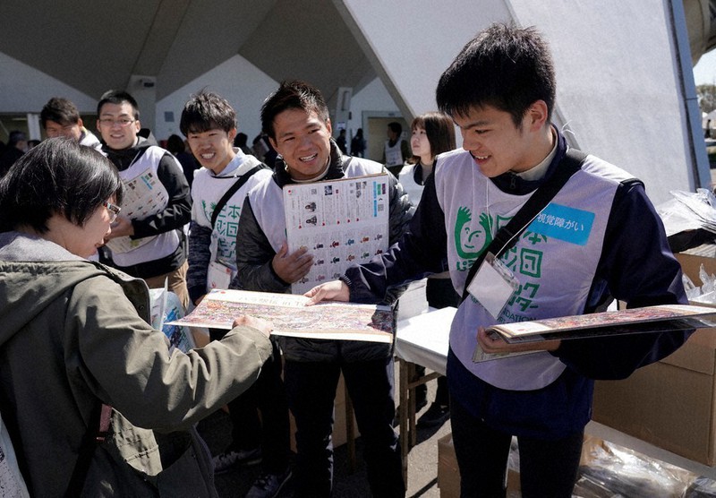 2019年3月に行われた実証実験で、ボランティア活動する視覚障害者ら=日本財団ボランティアサポートセンター提供